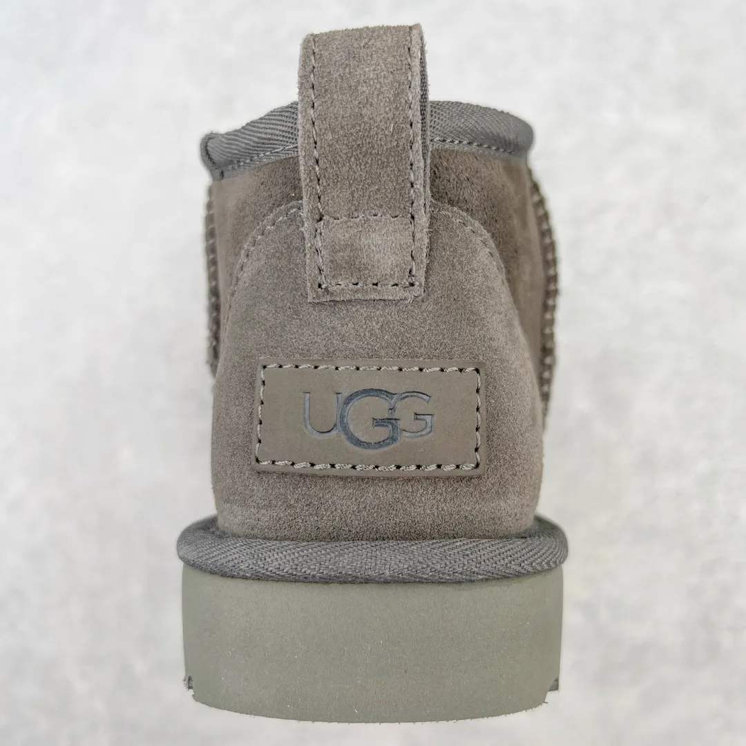 Pick up locally 💰520 UGG Zhou Dongyu's same style 6109 classic autumn and winter sheep fur integrated snow boots. All shoes are made from ZP. Longfeng A-grade Australian imported sheep fur integrated men's and women's boots. Brand OEM production line. Fully follow the ZP process. OEM original pattern maker. Adhering to the principle of no original shoes and no development selection. Pay attention to every detail. The most authentic version on the market TREADLITE "Light Wing" technology outsole Lightweight/durable/flexible/pile type [solemn after-sales commitment] If there are major quality problems such as degumming/broken bottom within one month, we will directly replace it with a new one for you! Size: 35 36 37 38 39 40 41 42 43 44 45 Coding: by2936050